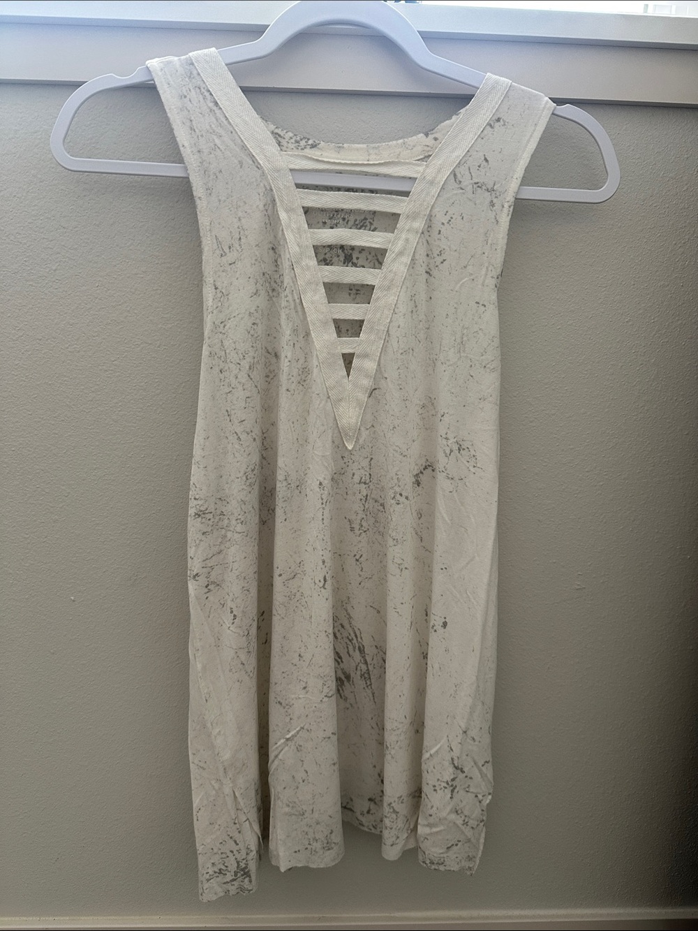 American Eagle Outfitters White Marble-Print Strappy V-Neck Tank
